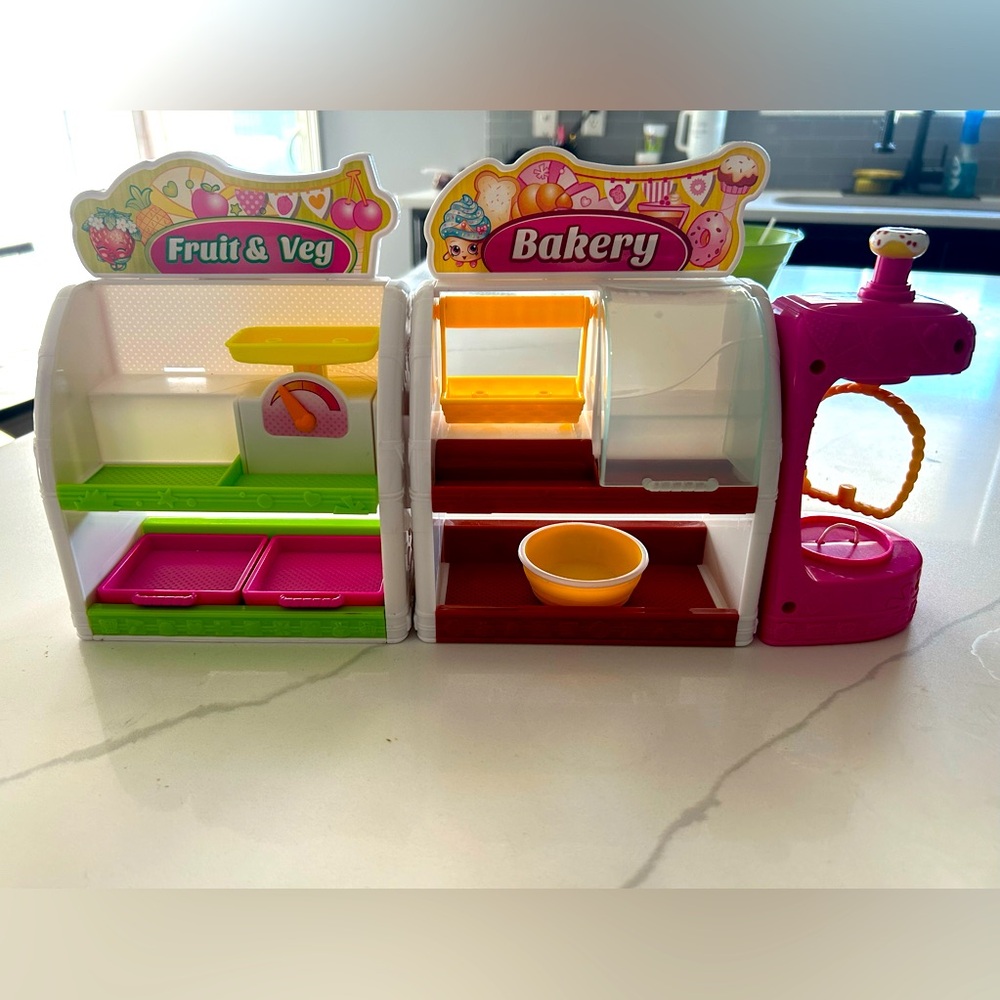 Shopkins Fruit and Veg stand, plus Bakery!